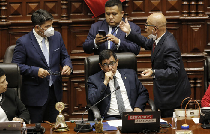 O presidente do Congresso, José Daniel Williams Zapata, permanece no Congresso após o anúncio do presidente do Peru, Pedro Castillo, da dissolução do Parlamento e da formação de um "governo de emergência" no país hoje, em Lima (Peru ) (EFE/Stringer)