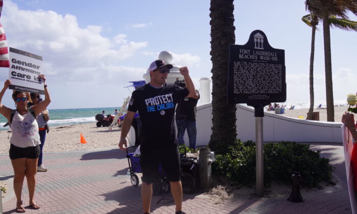 Anthony Gerberg, organizador do Fathers for Freedom, lidera a multidão cantando "deixe as crianças em paz" na praia de Fort Lauderdale em 3 de dezembro. (Jann Falkenstern, The Epoch Times)