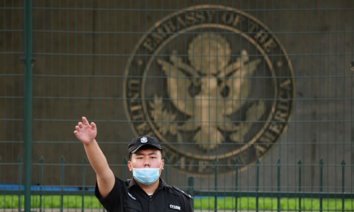 Um guarda de segurança chinês gesticula do lado de fora da Embaixada dos EUA em Pequim em 12 de setembro de 2020 (Greg Baker/AFP via Getty Images)