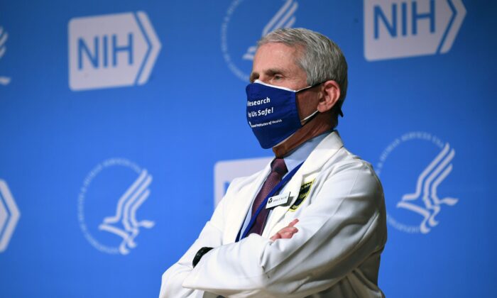 O diretor do NIAID, Dr. Anthony Fauci, ouve o presidente Joe Biden (fora do quadro) falar durante uma visita ao National Institutes of Health (NIH) em Bethesda, Maryland, em 11 de fevereiro de 2021. (Saul Loeb/AFP via Getty Images )