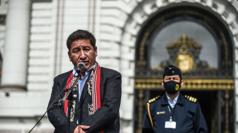 O primeiro-ministro do Peru, Guido Bellido, fala à imprensa ao deixar o prédio do Congresso após obter um voto de confiança em Lima em 27 de agosto de 2021 (Foto de ERNESTO BENAVIDES/AFP via Getty Images)