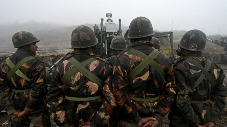 Soldados do Exército indiano ao lado de uma arma Bofors posicionada em Penga Teng Tso à frente de Tawang, perto da Linha de Controle Real (LAC), vizinha da China, no estado indiano de Arunachal Pradesh em 20 de outubro de 2021 (Foto de MONEY SHARMA/AFP via Getty Imagens)