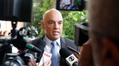 Alexandre de Moraes manda desbloquear o X no Brasil 