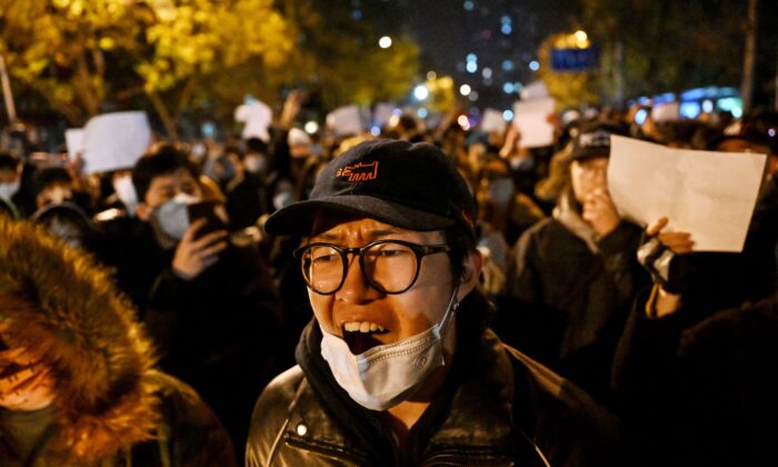 Manifestantes marcham contra as severas restrições do COVID-19 da China em Pequim em 28 de novembro de 2022. (Noel Celis/AFP via Getty Images)