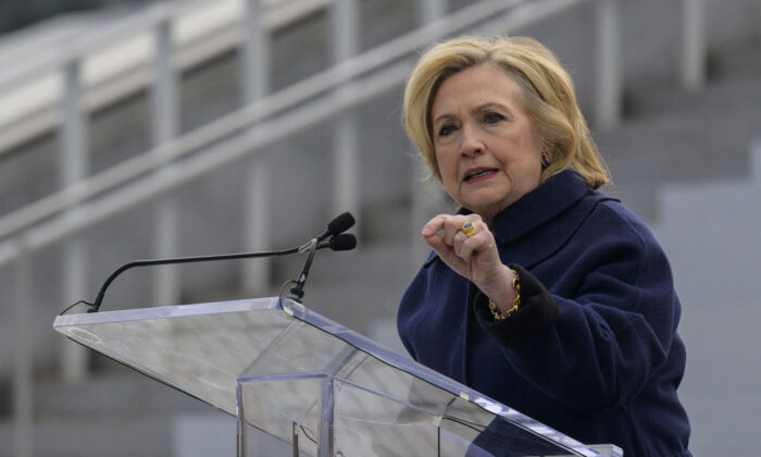 A ex-secretária de Estado dos EUA, Hillary Clinton, discursa em um evento no Franklin D. Roosevelt Four Freedoms State Park, na cidade de Nova Iorque, em 28 de novembro de 2022 (Angela Weiss/AFP via Getty Images)