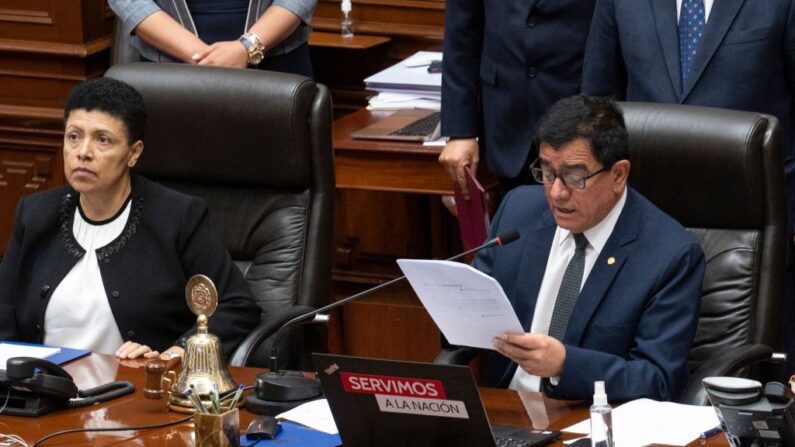 O presidente do Congresso peruano, José Williams Zapata, lê o resultado da votação do impeachment do então presidente, Pedro Castillo, durante a sessão plenária em Lima em 7 de dezembro de 2022.  O ex-presidente do Peru, Pedro Castillo, dissolveu o Congresso em 7 de dezembro de 2022, anunciou toque de recolher e disse que iria formar um governo de emergência que governará por decreto, poucas horas antes de o Legislativo debater uma moção de impeachment contra ele  (Foto de CRIS BOURONCLE/AFP via Getty Images)