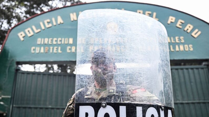 Um policial monta guarda do lado de fora da Diretoria de Operações Especiais (DINOES), onde o ex-presidente do Peru Pedro Castillo está detido, em Lima, em 8 de dezembro de 2022 (Foto de ERNESTO BENAVIDES/AFP via Getty Images)