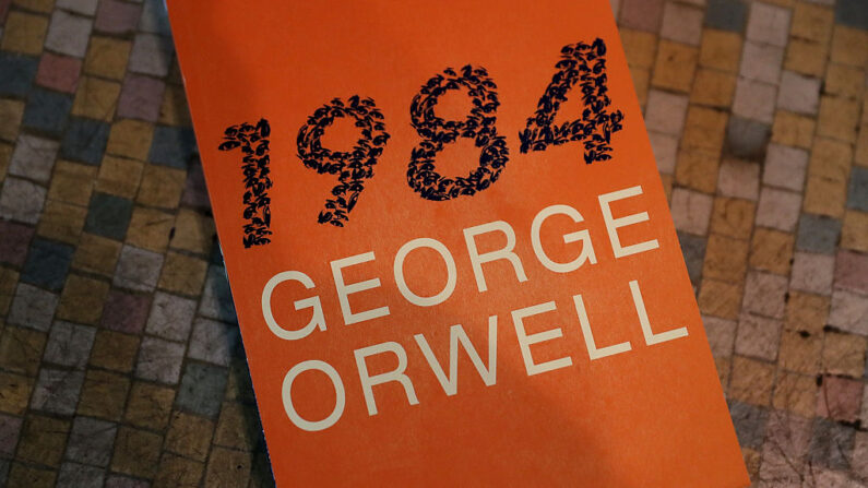 Uma cópia do romance '1984' de George Orwell é exibida na The Last Bookstore em 25 de janeiro de 2017 em Los Angeles, Califórnia. O romance distópico de 68 anos de George Orwell, '1984', subiu para o topo da lista de best-sellers da Amazon.com e sua editora Penguin fez um pedido de 75.000 reimpressões (ilustração fotográfica de Justin Sullivan/Getty Images)