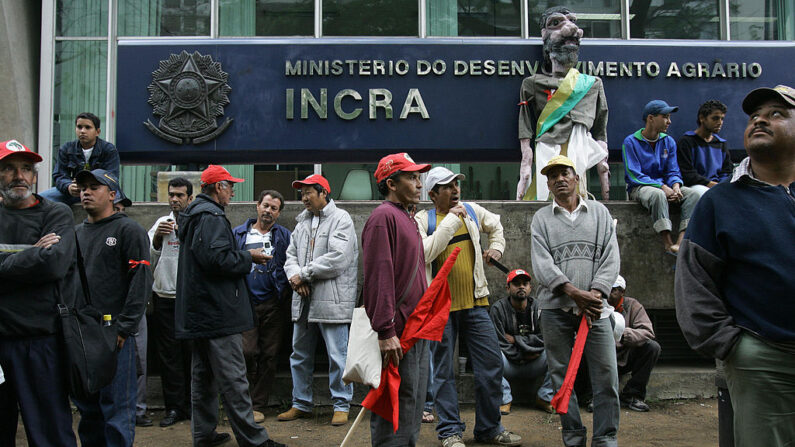 Membros do Movimento dos Trabalhadores Rurais Sem Terra (MST) se reúnem na sede do INCRA antes da marcha, em São Paulo, Brasil, 26 de setembro de 2007 (MAURICIO LIMA/AFP via Getty Images)