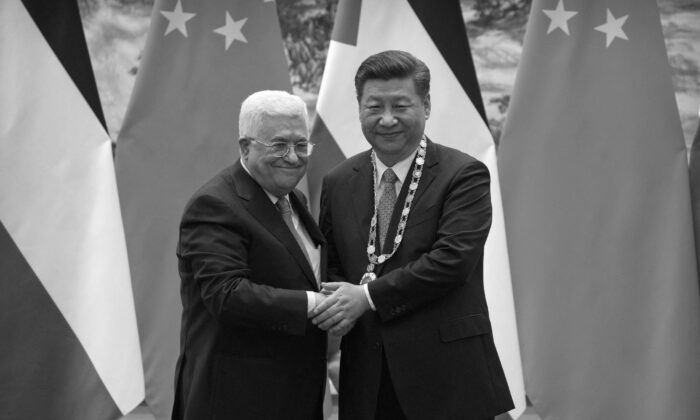 O presidente palestino, Mahmoud Abbas (esquerda), aperta as mãos após entregar um medalhão ao líder chinês, Xi Jinping, durante uma cerimônia de assinatura no Grande Salão do Povo em Pequim em 18 de julho de 2017 (Mark Schiefelbein/AFP via Getty Images)