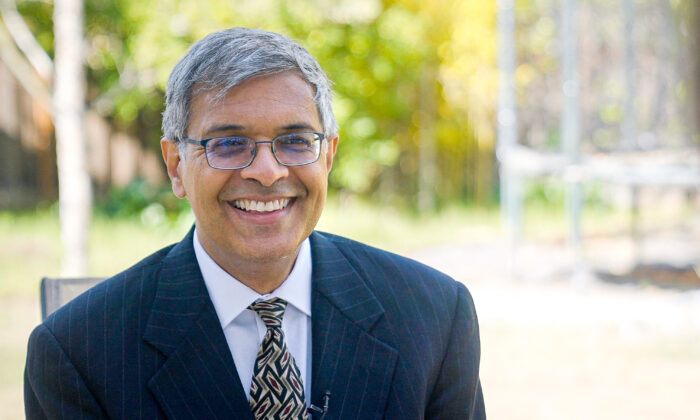 Dr. Jay Bhattacharya, professor de medicina na Universidade de Stanford, em sua casa na Califórnia em 17 de abril de 2021. (Tal Atzmon/The Epoch Times)
