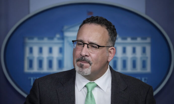 O secretário de Educação, Miguel Cardona, fala durante coletiva de imprensa diária na Casa Branca em Washington, DC, em 17 de março de 2021. (Drew Angerer/Getty Images)