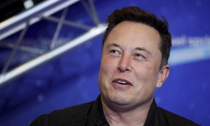 O CEO da Tesla e da SpaceX, Elon Musk, chega ao tapete vermelho para o prêmio de mídia Axel Springer em Berlin, em 1º de dezembro de 2020. (Hannibal Hanschke/Pool Photo via AP)
