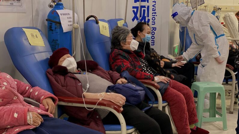 Pacientes com COVID-19 descansam no segundo hospital afiliado da Chongqing Medical University, na cidade de Chongqing, no sudoeste da China, em 23 de dezembro de 2022. (Noel Celis/AFP via Getty Images)
