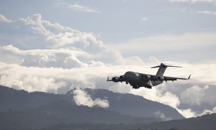 Uma aeronave C-17 Globemaster da Royal Australian Air Force se prepara para pousar no Aeroporto Internacional de Honiara em Honiara, Ilha de Guadalcanal, Ilhas Salomão, em 30 de novembro de 2021. (CPL Brandon Grey/Departamento de Defesa Australiano via Getty Images)