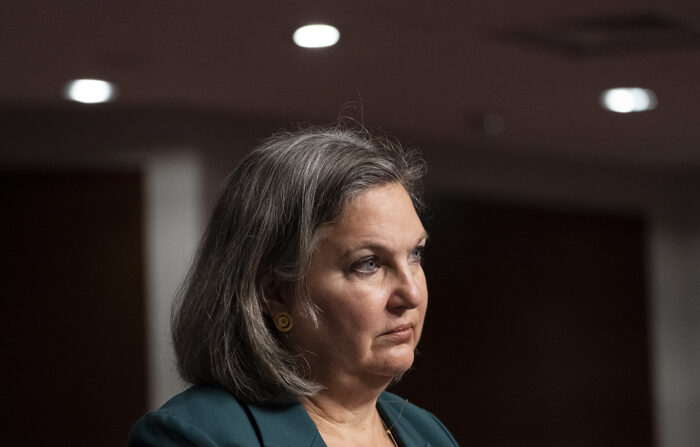 A vice-secretária de Estado dos EUA, Victoria Nuland, escuta durante uma audiência de Relações Exteriores do Senado para examinar a política entre os Estados Unidos e a Rússia em Washington em 7 de dezembro de 2021. (EFE/ EPA/ Alex Brandon / POOL)