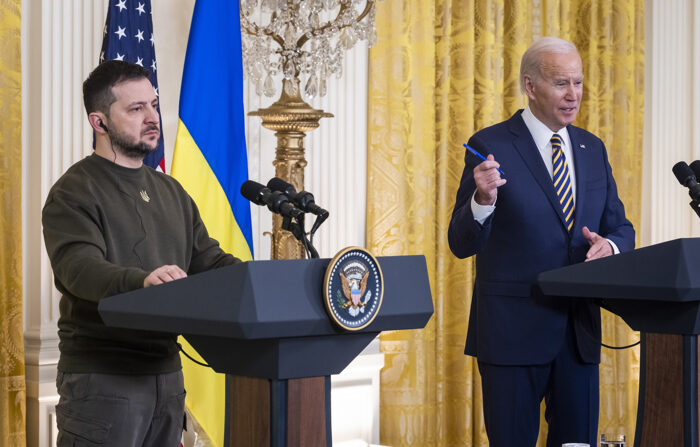 O Presidente dos Estados Unidos da América, Joe Biden (d) e o Presidente da Ucrânia, Volodímir Zelenski, concedem uma conferência de imprensa na Sala Este da Casa Branca Washington, DC, EUA (EFE/EPA/JIM LO SCALZO)