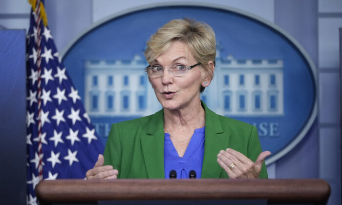 A secretária de Energia, Jennifer Granholm, informa repórteres na Casa Branca em Washington em 11 de maio de 2021. (Drew Angerer/Getty Images)