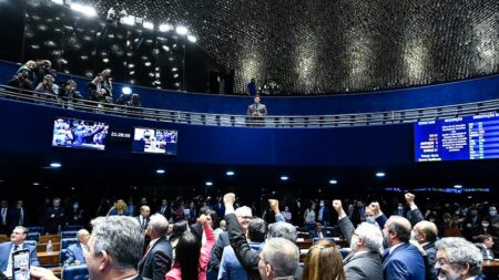 Sob intenso debate, PEC da Transição é aprovada no Senado