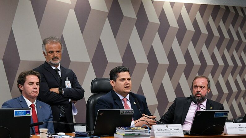 Presidente da CCJ, Davi Alcolumbre, entre Veneziano Vital do Rêgo e Alexandre Silveira, relator da PEC (Roque de Sá/Agência Senado)

