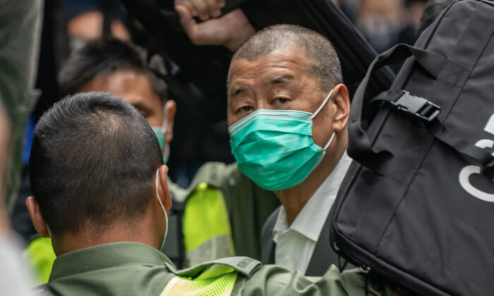 Jimmy Lai, fundador do Apple Daily, chega ao Tribunal de Última Instância antes de uma audiência de fiança em Hong Kong em 9 de fevereiro de 2021. (Anthony Kwan/Getty Images) 
