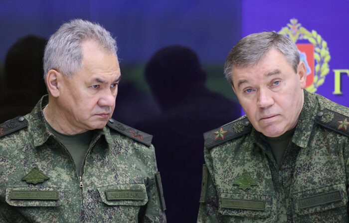 O ministro da Defesa russo, Sergei Shoigu (à esquerda), e o chefe do Estado-Maior russo, Valery Gerasimov (à direita), durante uma visita ao quartel-general conjunto dos ramos militares das forças armadas russas envolvidas na invasão da Ucrânia em 17 de dezembro de 2022 em um local não revelado. (EFE/EPA/GAVRIIL GRIGOROV/SPUTNIK/KREMLIN / POOL)