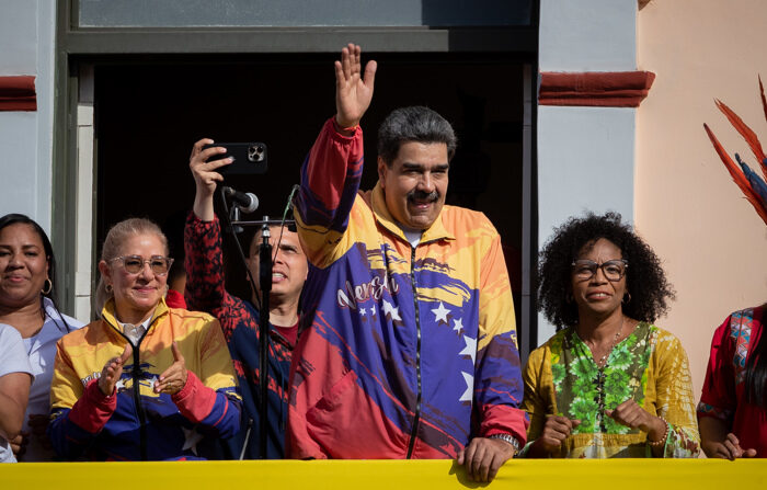 O ditador da Venezuela, Nicolás Maduro, cumprimenta da "varanda do povo" do Palácio de Miraflores, em Caracas, Venezuela (EFE/Rayner Peña R.)