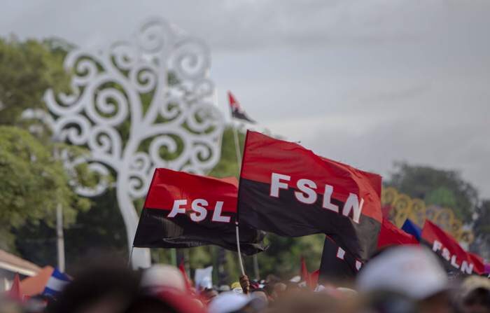 Pessoas com bandeiras do partido FSLN, em fotografia de arquivo (EFE/Jorge Torres)