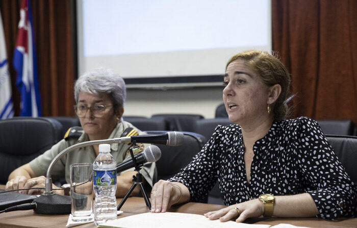 Gihana Galindo, diretora comercial do Ministério do Turismo, fala em entrevista coletiva sobre o formulário DViajeros, requisito obrigatório para entrar no país a partir de 23 de janeiro, hoje, em Havana (Cuba). (EFE/Yander Zamora)