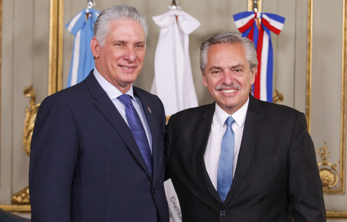 Fotografia cedida pela presidência argentina do presidente argentino, Alberto Fernández (à direita), com o ditador cubano, Miguel Díaz-Canel, durante reunião no Palácio San Martín, sede do Itamaraty, hoje em Buenos Aires (EFE/Esteban colarinho)