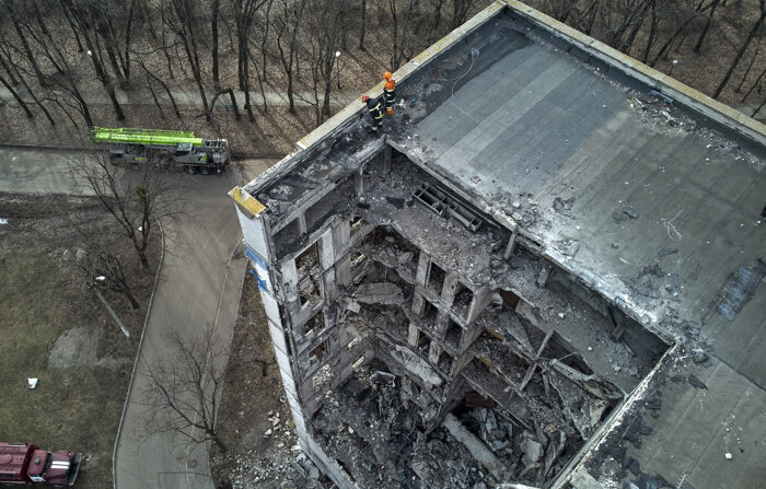 Equipes de resgate ucranianas limpam os escombros de prédios residenciais danificados por mísseis russos em Kharkov, na Ucrânia, em 25 de janeiro (EFE/EPA/SERGEY KOZLOV)