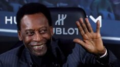 Pelé é sepultado após cortejo por ruas de Santos