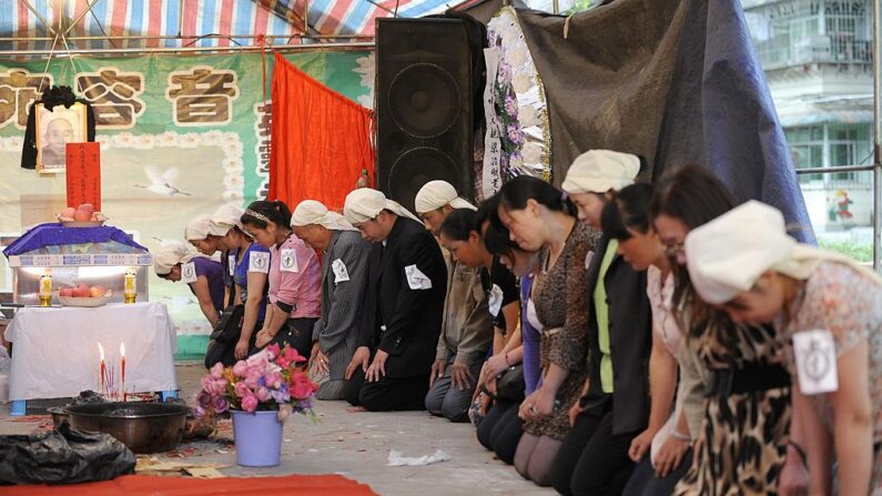 Esta foto tirada em 1º de junho de 2011 mostra membros da família participando de um funeral na cidade de Chongqing, no sudoeste da China. Em certas partes da China (o crédito da foto deve ser LIU JIN/AFP via Getty Images)