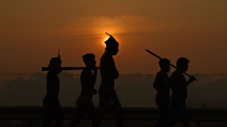 Membros da tribo Kayapó bloqueiam a rodovia BR163 durante um protesto nos arredores de Novo Progresso, no estado do Pará, Brasil, em 18 de agosto de 2020 (Foto de CARL DE SOUZA/AFP via Getty Images)