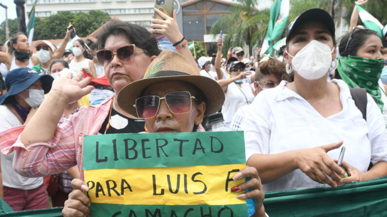 Mulheres simpatizantes do governador de Santa Cruz, Luis Fernando Camacho, fazem manifestação em frente ao Comando Departamental da Polícia em Santa Cruz para exigir sua libertação em Santa Cruz, Bolívia, em 2 de janeiro de 2023 (Foto de RODRIGO URZAGASTI/AFP via Getty Imagens)