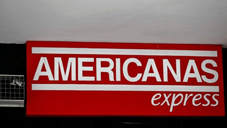 O logotipo da varejista brasileira Americanas é visto do lado de fora de uma loja da empresa no centro da cidade do Rio de Janeiro, Brasil, em 13 de janeiro de 2023 (Foto de MAURO PIMENTEL/MAURO PIMENTEL/AFP via Getty Images)