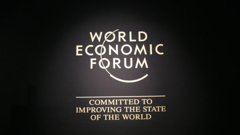 Logotipo do Fórum Econômico Mundial tirado no Centro de Congressos em 24 de janeiro de 2007. A reunião anual do Fórum Econômico Mundial no resort montanhoso suíço de Davos é uma das maiores concentrações mundiais de negócios e poder político. É dirigido por seu fundador, o ex-professor de negócios Klaus Schwab (o crédito da foto deve ser JOEL SAGET/AFP via Getty Images)