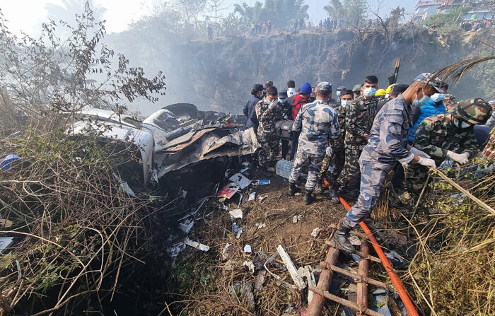 Equipes de resgate trabalham nos destroços de uma aeronave Yeti Airlines ATR72 após a queda em Pokhara, Nepal, em 15 de janeiro de 2023. Uma aeronave Yeti Airlines ATR72 com 68 passageiros e quatro tripulantes a bordo caiu em um desfiladeiro após a decolagem do Aeroporto Internacional de Pokhara. De acordo com funcionários da Autoridade de Aviação Civil do Nepal, 40 corpos foram recuperados até agora. (EFE/EPA/BIJAYA NEUPANE)