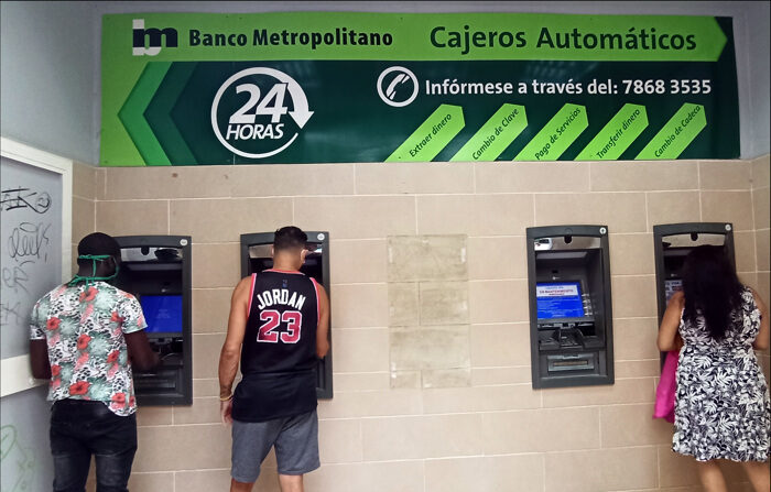 Pessoas sacam dinheiro em caixa eletrônico do Banco Metropolitano em Havana (Cuba), em foto de arquivo (EFE/Ernesto Mastrascusa)