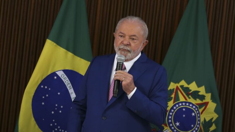 O presidente Luiz Inácio Lula da Silva coordena a primeira reunião ministerial de seu governo, no Palácio do Planalto (© José Cruz/Agência Brasil)