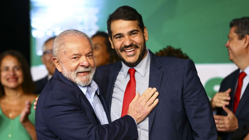 O presidente eleito, Luiz Inácio Lula da Silva, e o futuro ministro da Advocacia-Geral da União, Jorge Messias, durante anúncio de novos ministros que comporão o governo (© Marcelo Camargo/Agência Brasil)