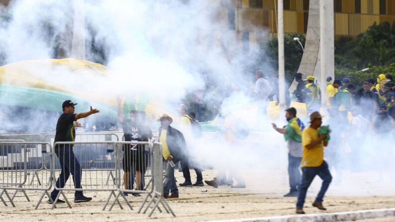 Manifestantes invadem Congresso, STF e Palácio do Planalto (© Marcelo Camargo/Agência Brasil)