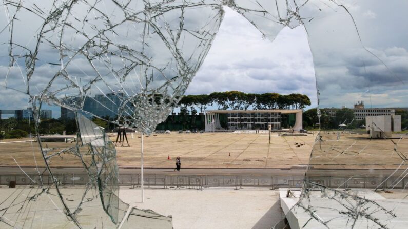 Janelas danificadas no Palácio do Planalto (© Fabio Rodrigues-Pozzebom/ Agência Brasil)