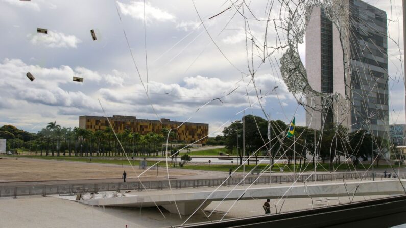 Janelas danificadas no Palácio do Planalto após atos terroristas no ultimo domingo (© Fabio Rodrigues-Pozzebom/ Agência Brasil)