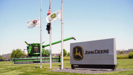 John Deere comunica em nota que interrompe apoio a políticas identitárias 