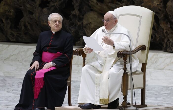 Papa Francisco durante sua audiência geral semanal na Sala Paulo VI do Vaticano, em 15 de fevereiro de 2023 (EFE/EPA/FABIO FRUSTACI)