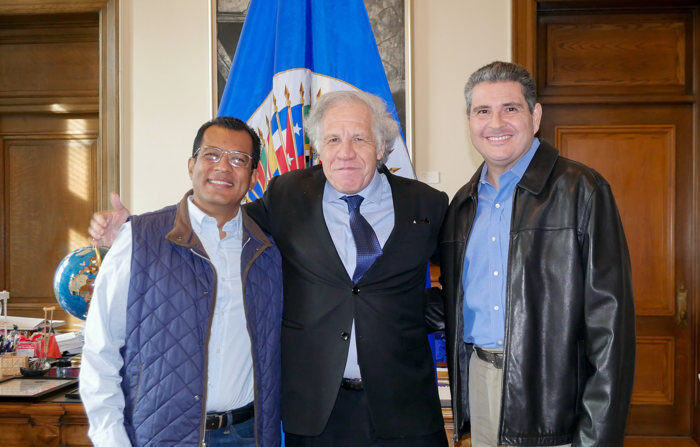 Fotografia fornecida pela Organização dos Estados Americanos (OEA) onde seu secretário-geral, Luis Almagro (c), aparece durante uma reunião com os ex-candidatos presidenciais da Nicarágua Félix Maradiaga (e) e Juan Sebastián Chamorro (d), dois dos presos políticos nicaraguenses expulsos de seu país hoje, na sede da entidade em Washington (EUA) (EFE/Juan Manuel Herrera/OEA)