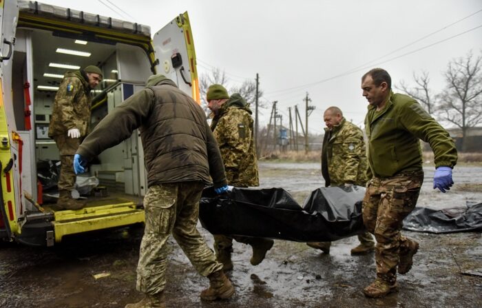 Agentes de saúde atendem ferido em combate na região de Donetsk em 29 de janeiro (EFE/EPA/OLEG PETRASYUK)