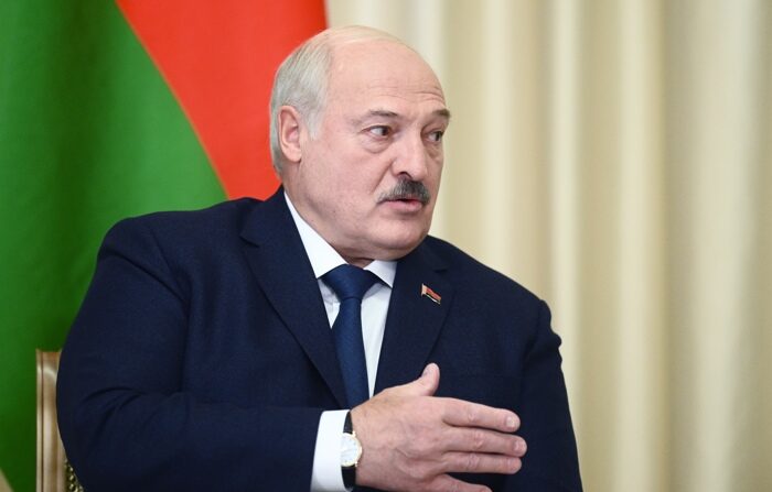 O presidente bielorrusso Alexander Lukashenko participa de uma reunião com seu homólogo russo na residência do estado Novo-Ogaryovo, fora de Moscou, Rússia, em 17 de fevereiro de 2023. Belarus cumpre 100% dos acordos com a Rússia no campo de defesa e segurança, disse o presidente da Bielorrússia, Alexander Lukashenko em reunião com o presidente russo, Vladimir Putin (EFE/EPA/VLADIMIR ASTAPKOVICH/SPUTNIK/KREMLIN POOL)