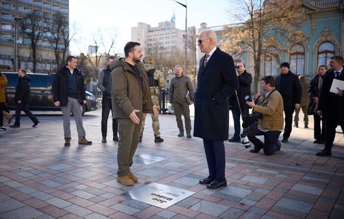 Os presidentes da Ucrânia, Volodymyr Zelensky, e dos EUA: Joe Biden, em frente à placa com o nome do americano na Calçada do Valor em Kiev. Folheto do serviço de imprensa presidencial da Ucrânia - EFE/EPA